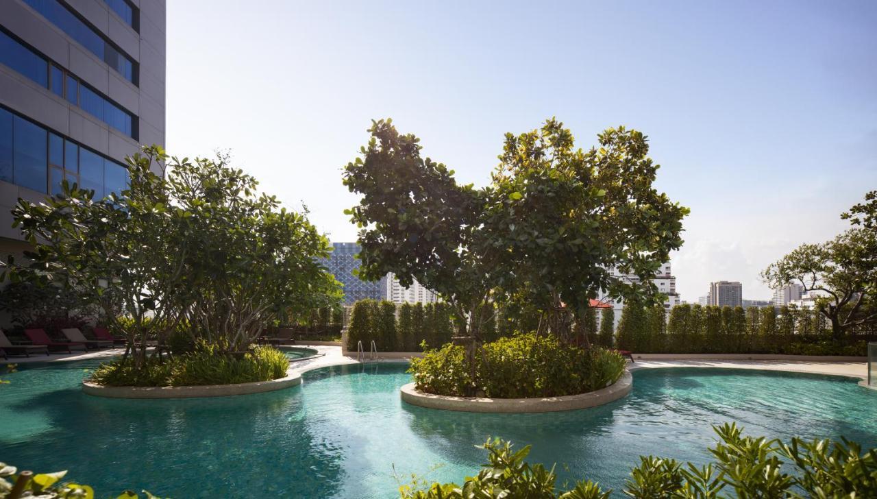Hotel Amari Bangkok Exterior foto The pool at the hotel