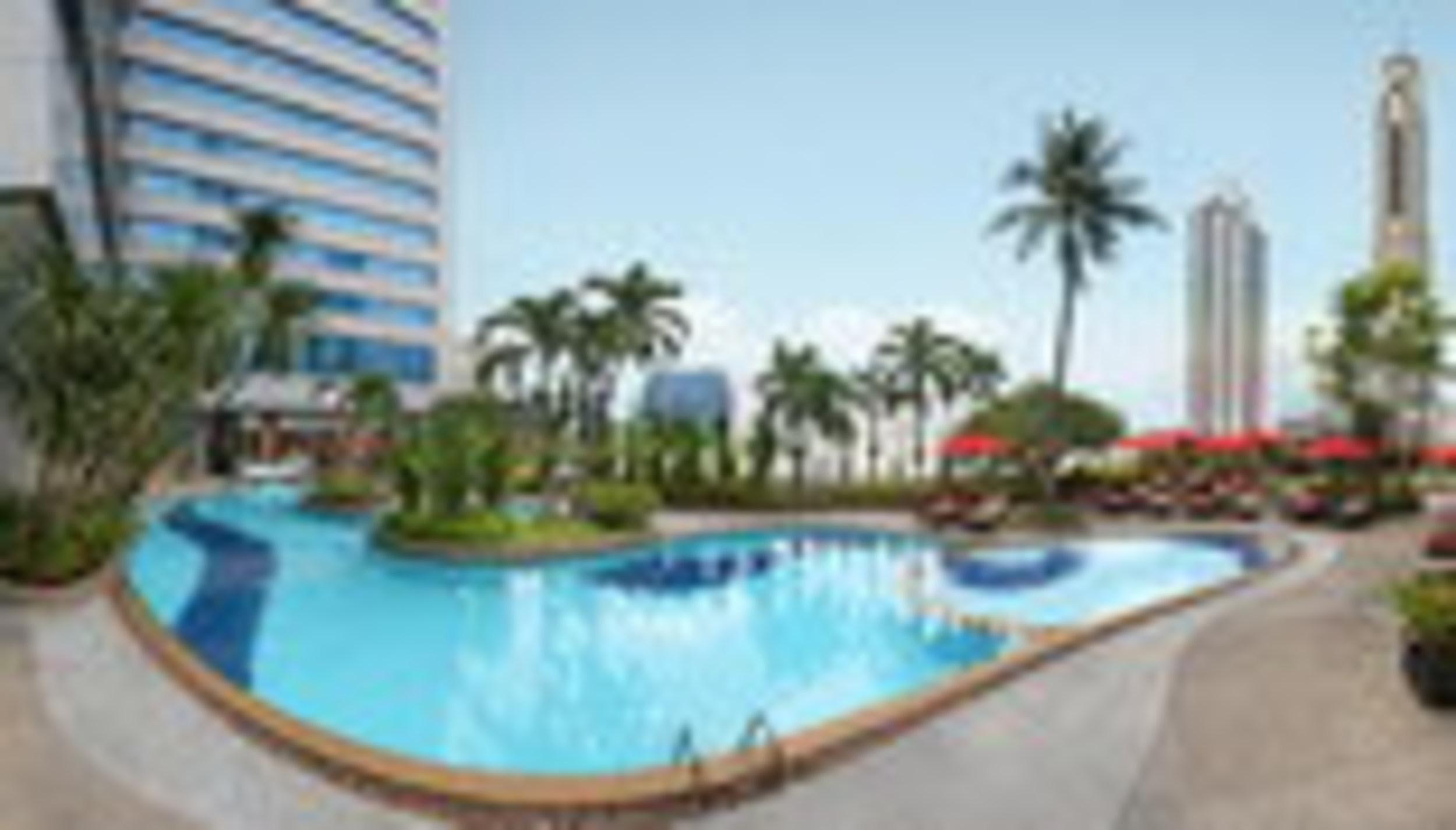 Hotel Amari Bangkok Exterior foto The pool at the hotel