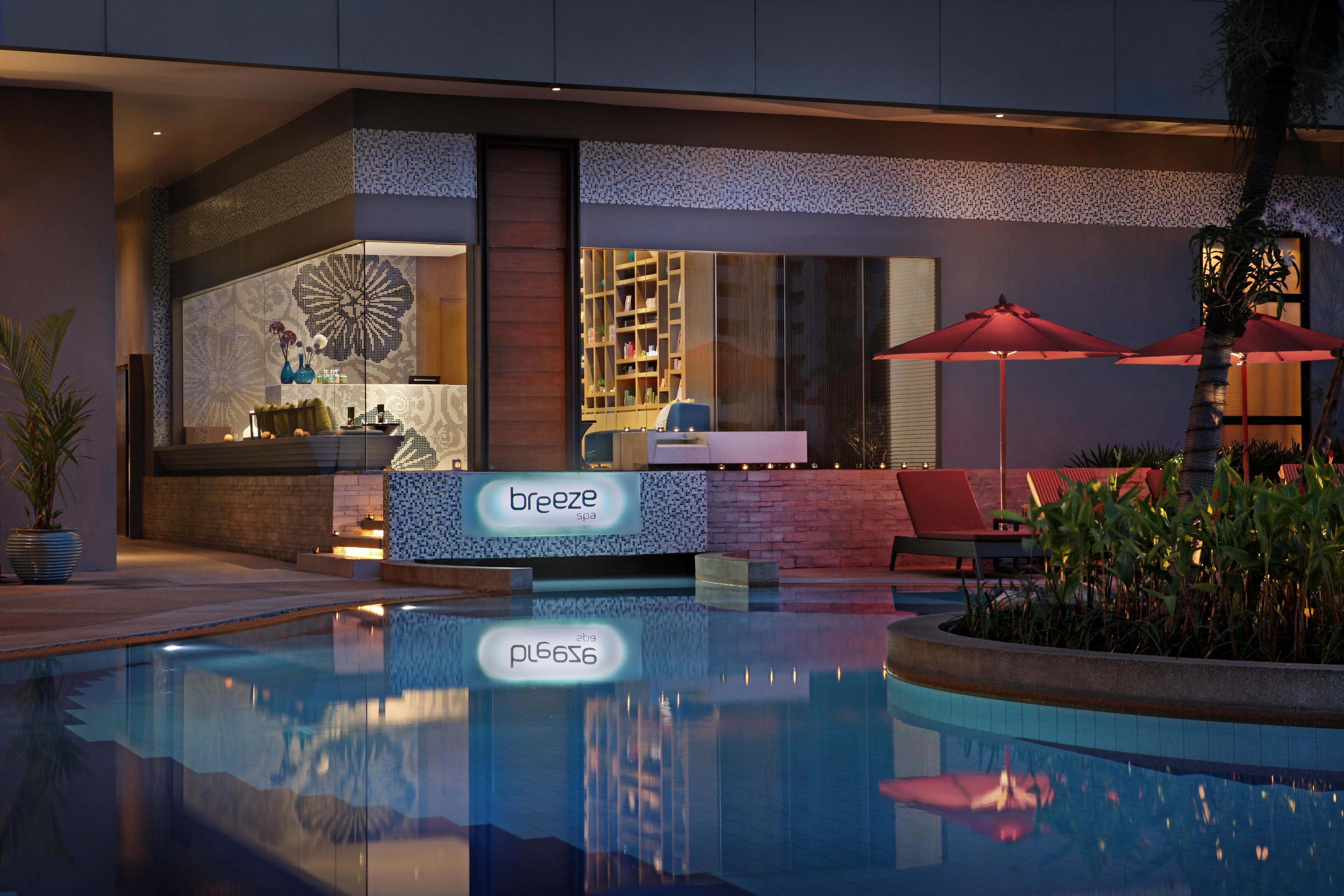 Hotel Amari Bangkok Exterior foto The pool at the hotel
