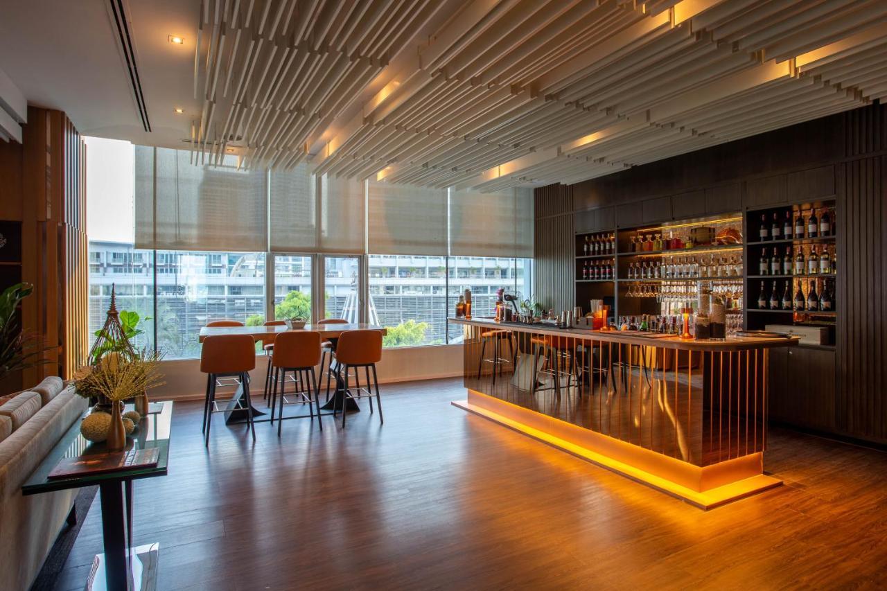 Hotel Amari Bangkok Exterior foto The bar at the lounge