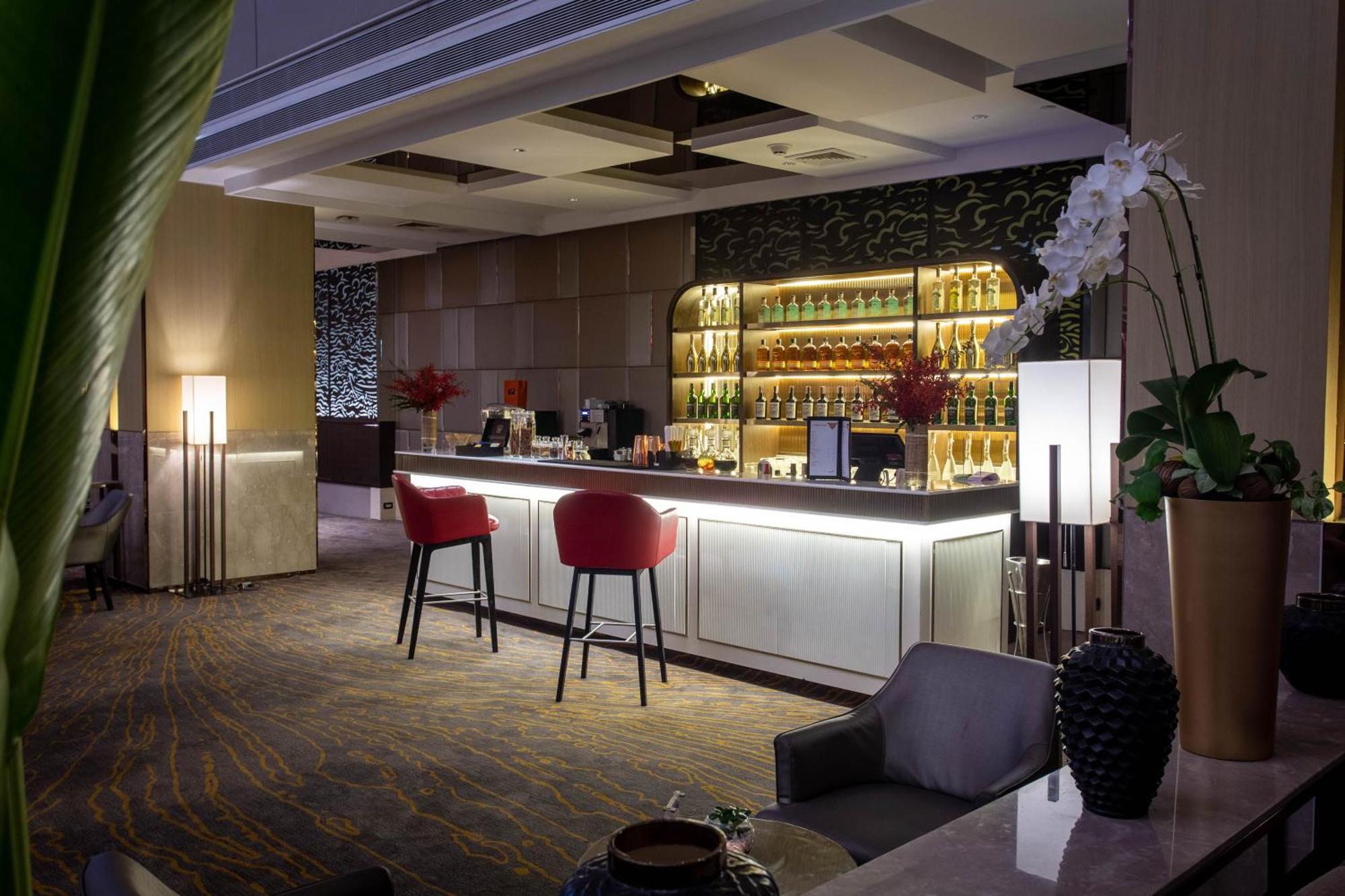Hotel Amari Bangkok Exterior foto The bar at the Royal Orchid Suite